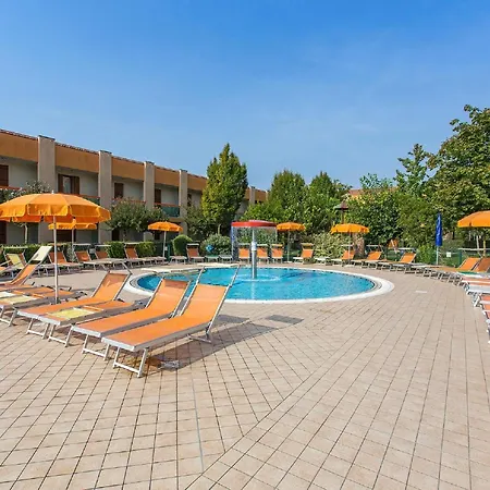 Spacious In Caorle With Shared Pool Apartman