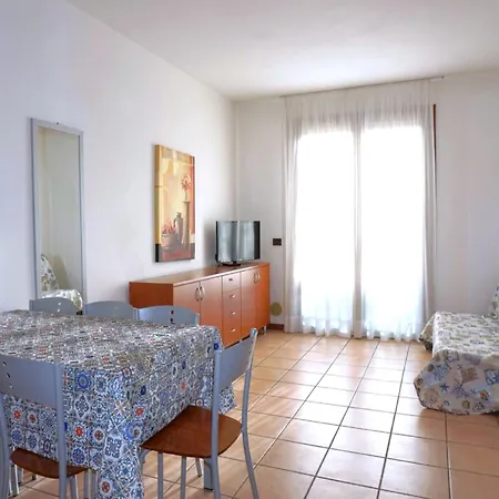 Spacious In Caorle With Shared Pool アパート