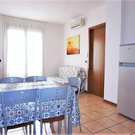 Apartamento Spacious In Caorle With Shared Pool