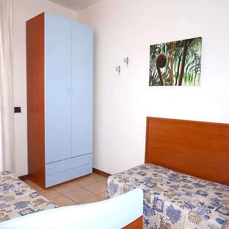 Apartman Spacious In Caorle With Shared Pool