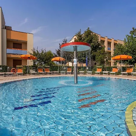 Appartement Spacious In Caorle With Shared Pool