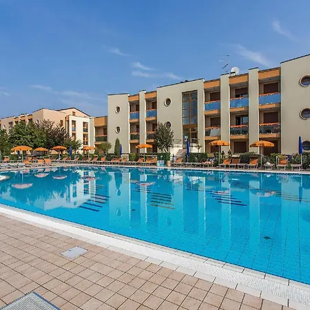 Apartment Spacious In Caorle With Shared Pool