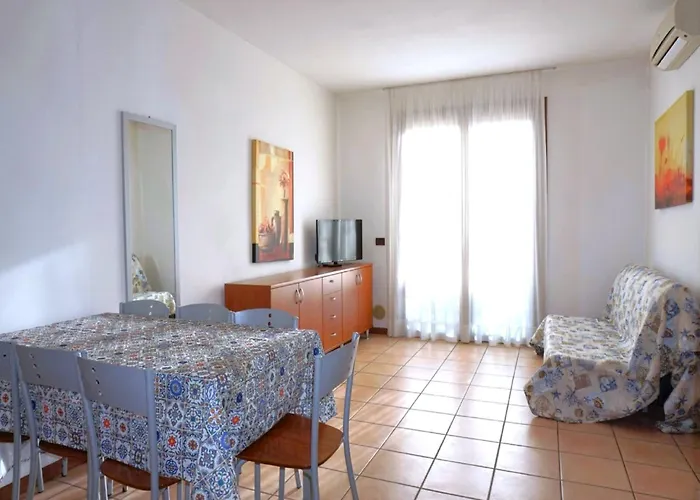 Spacious In Caorle With Shared Pool アパート
