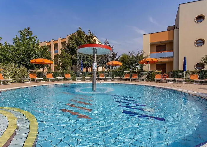 Spacious In Caorle With Shared Pool アパート *