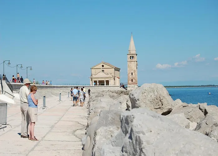 Spacious In Caorle With Shared Pool アパート